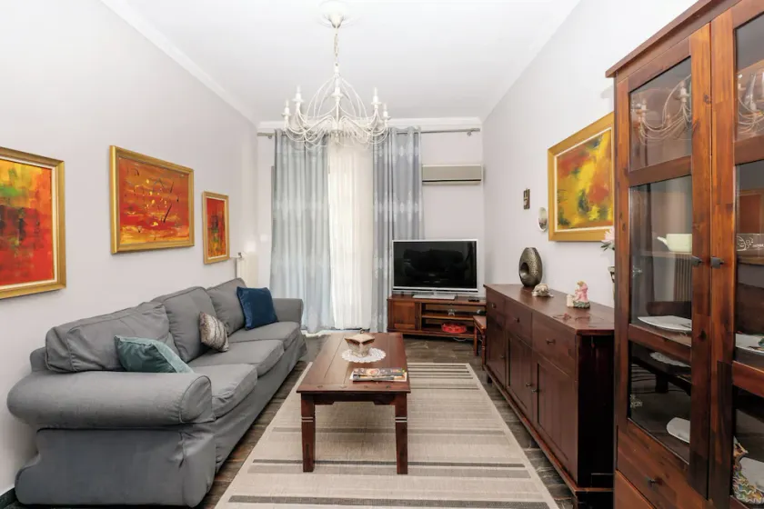 Charming & Authentic Gem - Walk to Port & Shops! - Image 1
