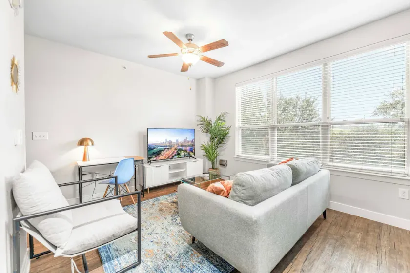 Boho SoCo 1BR Queen Suite w/ GymPickleballLaundry - Image 1