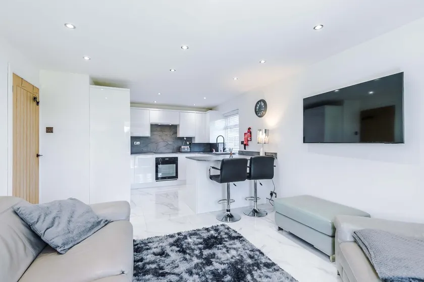 Modern 1BR Apartment in Whitefield, Manchester with Private Parking - Image 1
