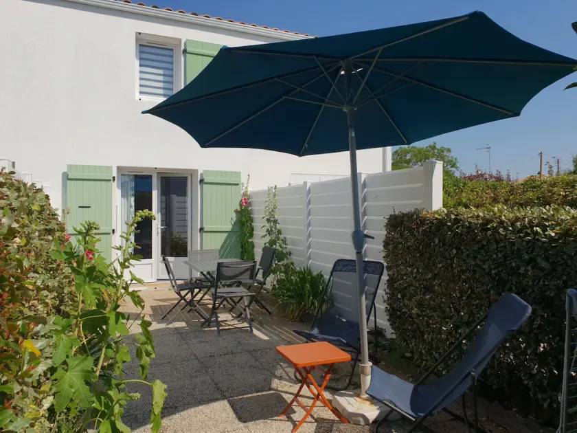 Comfortable house, walk to beach and shops, pets allowed upon request - Image 1
