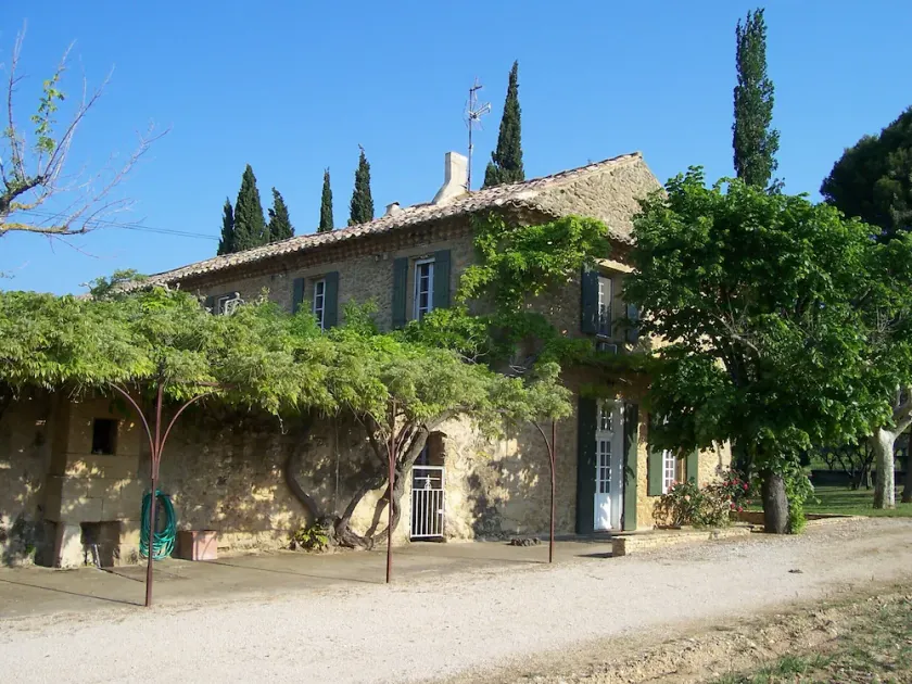 Bastide traditionnelle avec piscine insolite proche d’Orange - Image 1