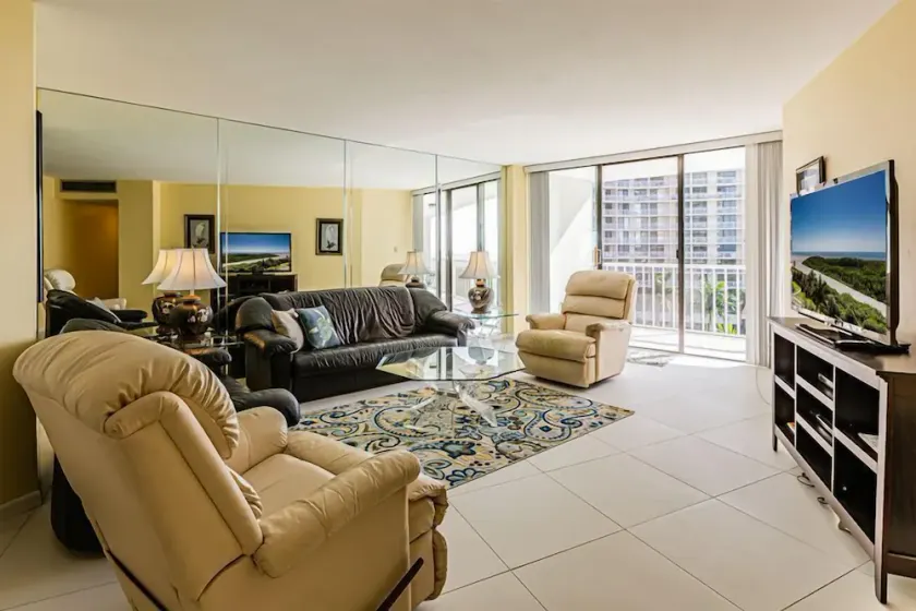 Ideal beachfront condo with pool and two balconies - Image 1