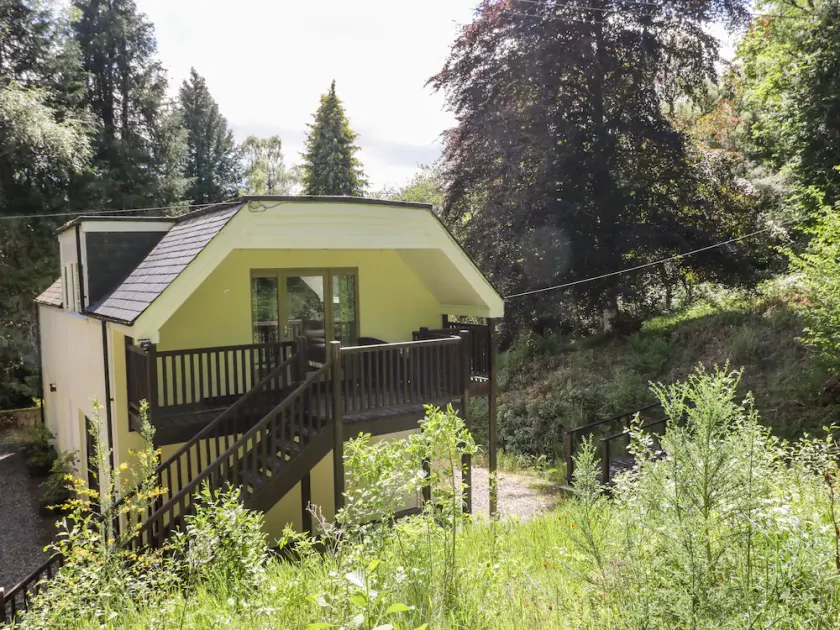 WATERFALL APARTMENT, pet friendly, with a garden in Cannich - Image 1