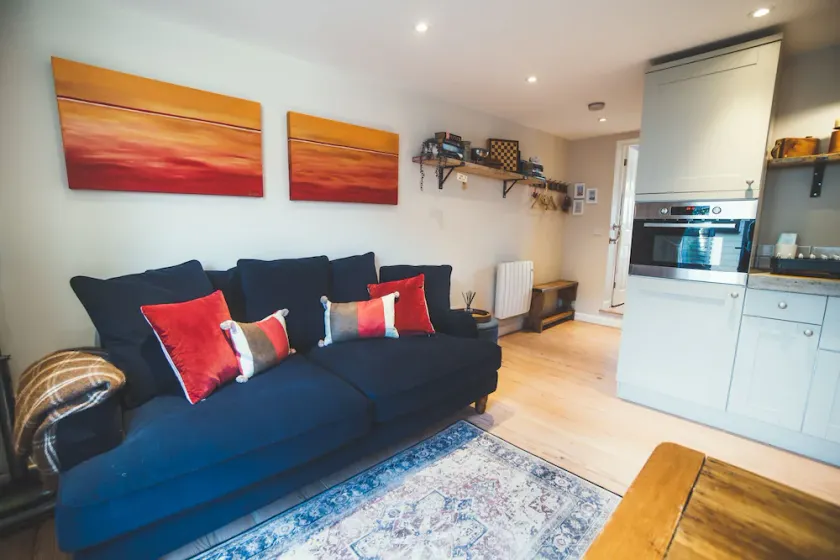 1-bedroomed self contained garden annexe with private courtyard & close to beach - Image 1