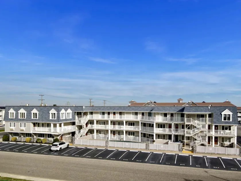 BEACHBLOCK LOCATION!  Merrimac Resort condominium with newly renovated bathroom - Image 1