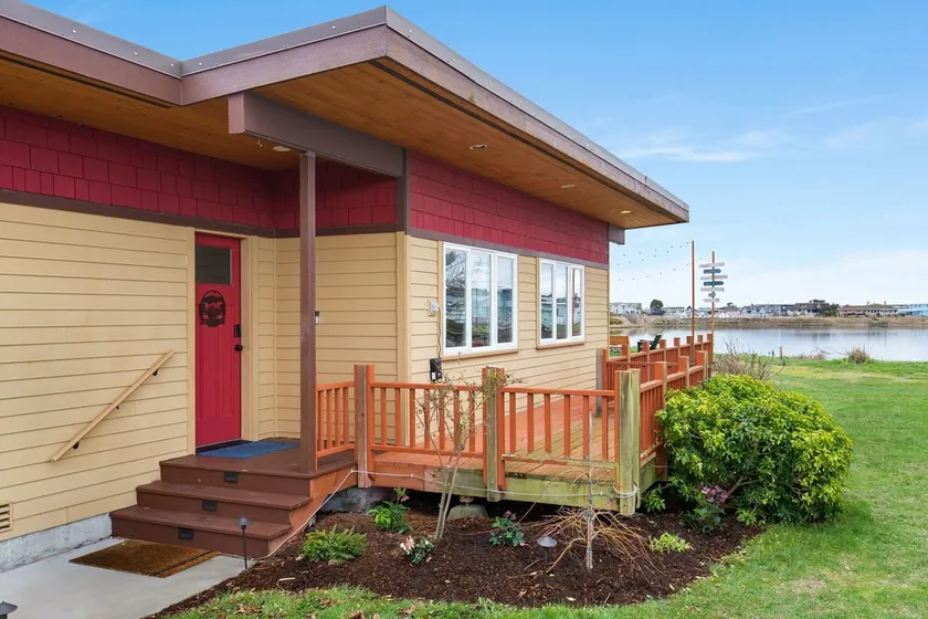 Whidbey Waterfront Retreat- Fireplace - Steps to Beach - Bird Watching - Image 1