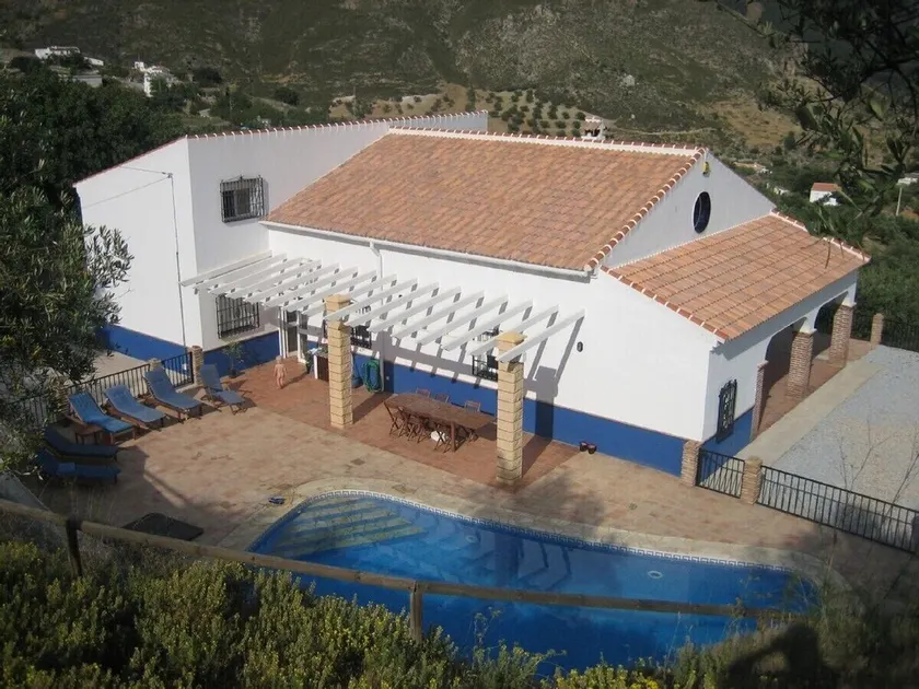 Wunderschöne geräumige Villa mit fantastischem Ausblick und privatem Schwimmbad - Image 1