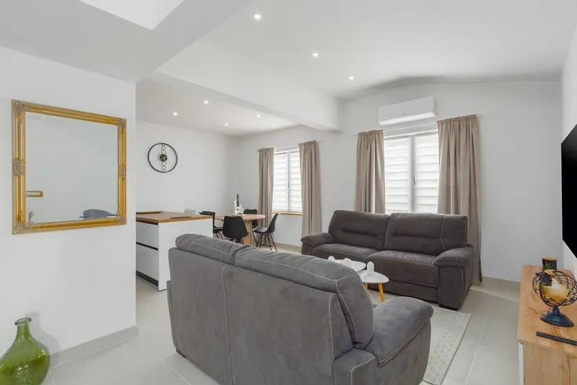 Deluxe Apartment Leonardo with Balcony and Private Parking,  near the Beach - Image 1