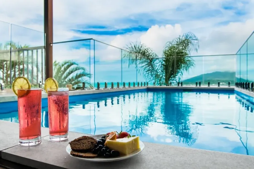 Panoramic ocean views with a pool - Image 1