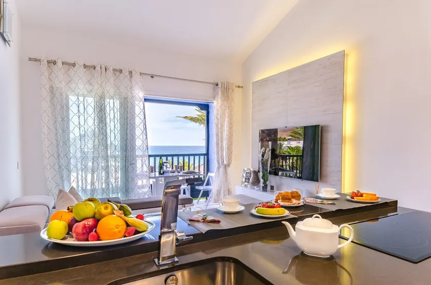 Extra luxury beachfront apartment with 2 bedrooms. heated swimming pool - Image 1