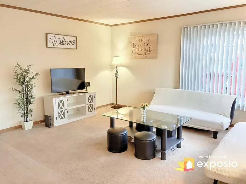 5BR/2BA Spacious 2-Story Pool House + Driveway Parking - Image 1