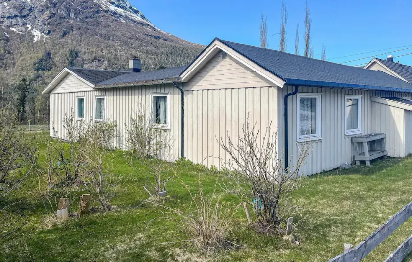 2 bedroom lovely apartment in Eresfjord - Image 1