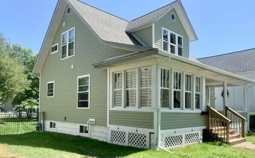 IN TOWN, ONLY 3 BLOCKS FROM LAKE MICHIGAN’S “STEARNS BEACH”! - Image 1