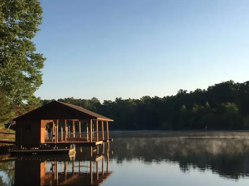 Main Channel-Lots of Water-PickleBall-Hot Tubs-Fire Pits-2 Private Docks. Exclusive use of all 5 log homes, 8 acres, 1300 ft shoreline. Sleeps 36. 1400 sq ft venue, events to 75 (fee applies): weddings, reunions, retreats, milestones. 4.9★ Superhost - Image 1