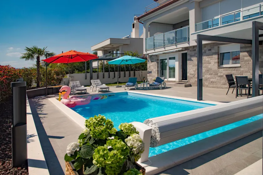 Beachfront Luxury Apartment , salty water heated pool - Image 1