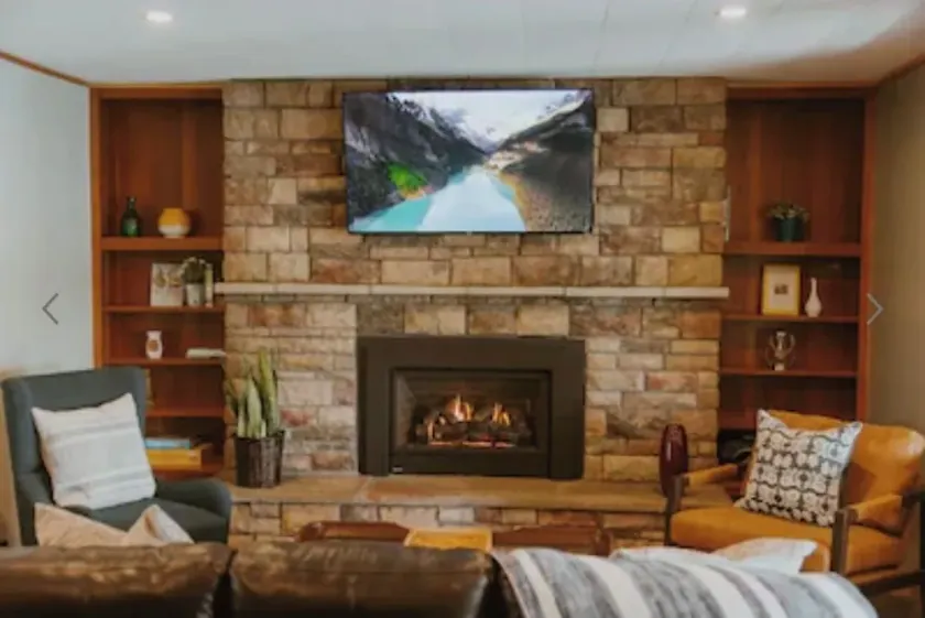 Cozy Vacation Cottage on the Lake with Hot Tub! - Image 1
