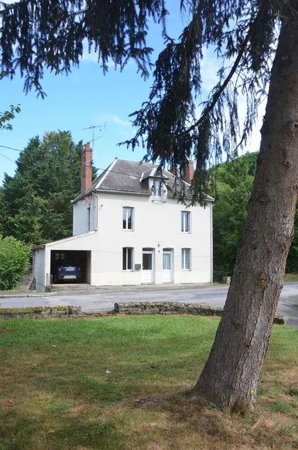 Character house in a romantic setting \"At the water's'edge - Image 1