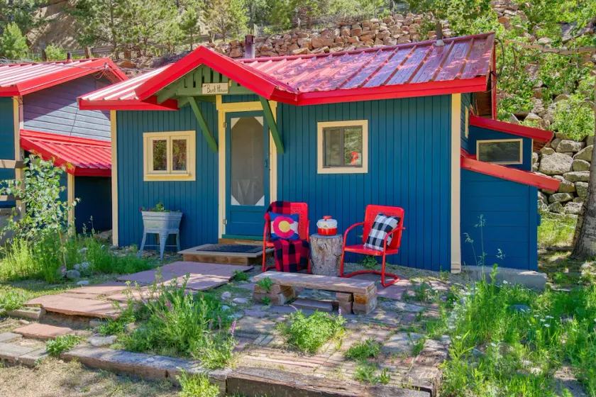 Charming Riverside Studio — Couples’ Getaway - Image 1