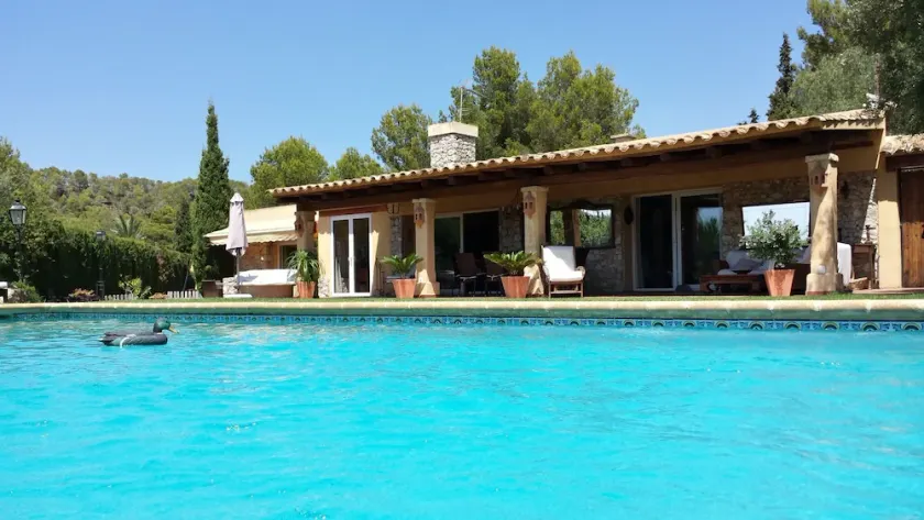 Villa familiale avec grand jardin, piscine, aire de jeux et une intimité absolue - Image 1