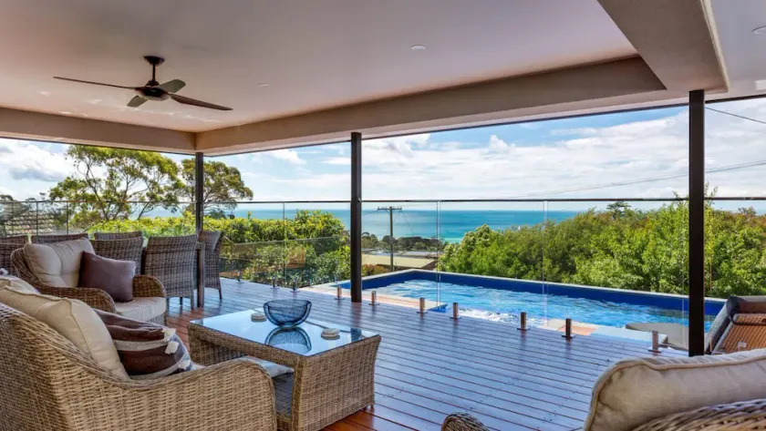Poolside Getaway Dromana - Image 1
