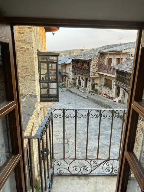Rural house in the heart of the town of Puebla de Sanabria - Image 1