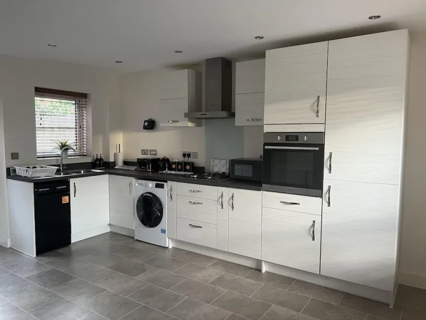 Near City - 3BR - 2 Bath - Sleeps 9 - Parking - Image 1