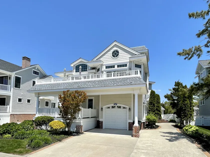 Schönes geräumiges Southend Haus ist nur 1 1/2 Blocks vom Strand entfernt. - Image 1