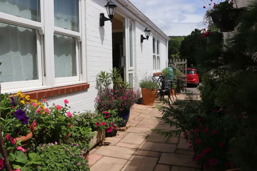Ground Floor apartment, close to beach and town centre, with parking - Image 1