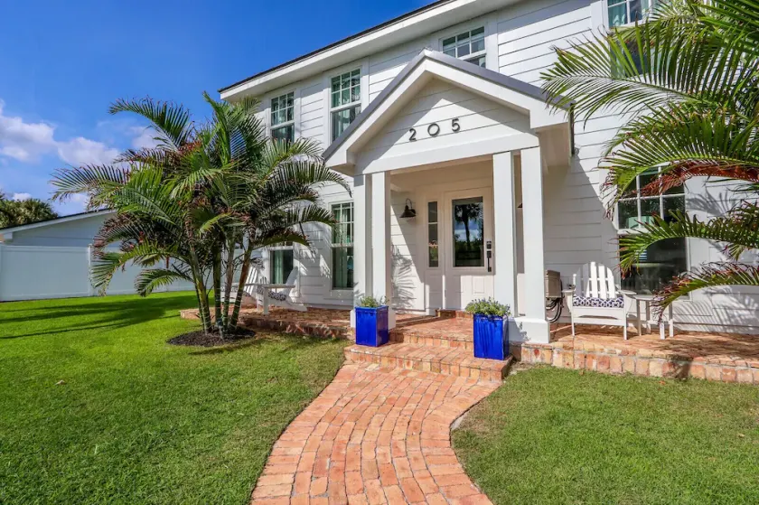 Walk to Beach-300 steps! Luxury House on Jupiter Island. Heated Private Pool/Spa - Image 1