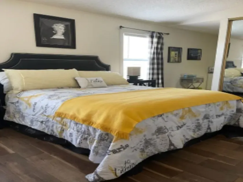 Beautiful 450sqft Master Bedroom w/Private full bathroom, Parking  xtra room ava - Image 1