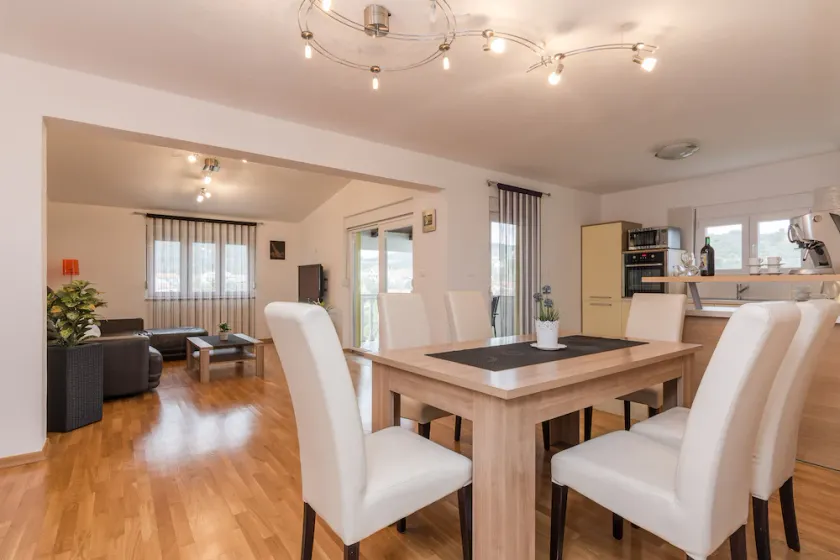Luxurious apartment with sea view**** <br>3 bedrooms <br>Optional rental car (SUV) - Image 1