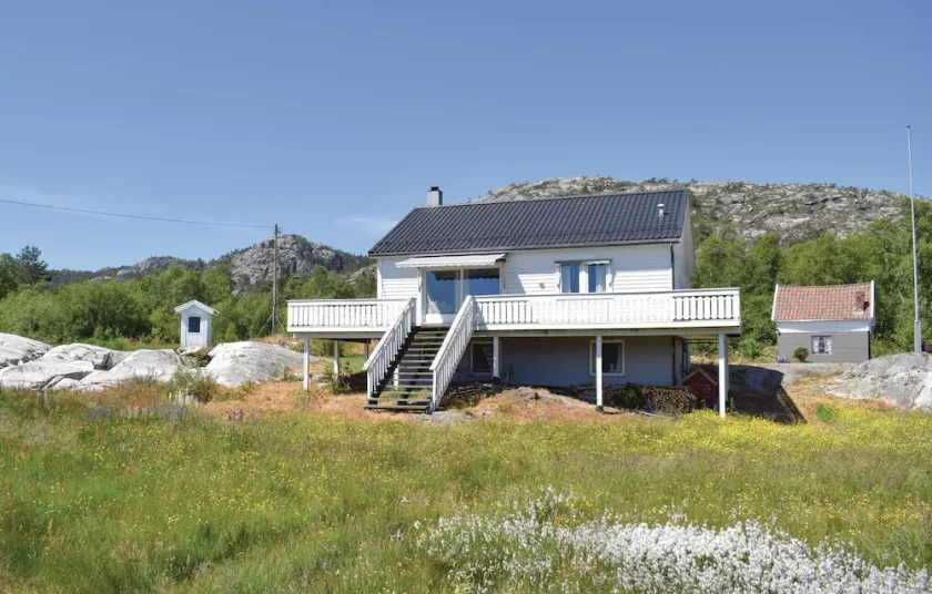 Awesome home in Hervik with house sea view - Image 1