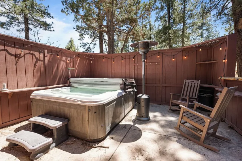 Nana Bear Manor - Quiet and spacious log cabin with hot tub perfect for a mountain getaway! - Image 1