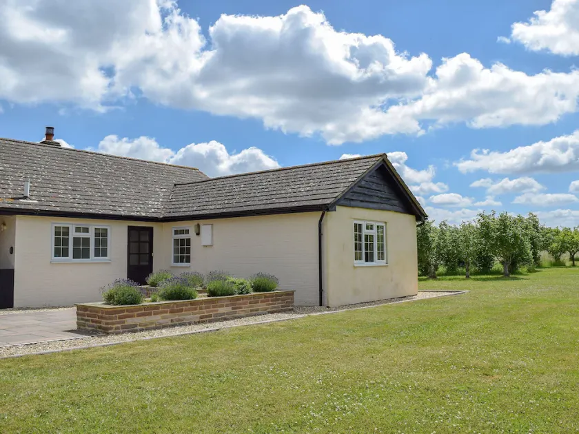 2 bedroom accommodation in Upton, Didcot - Image 1