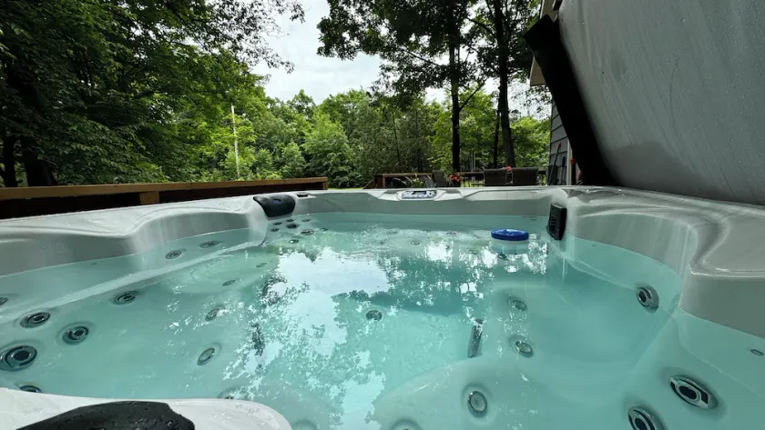 Northern Cottage with Hot Tub, Trent Lakes - Image 1