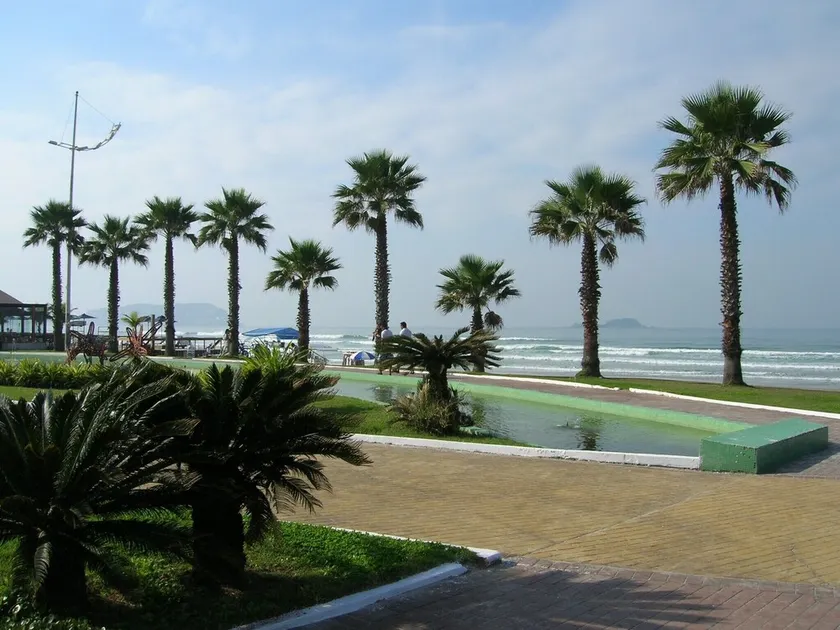 Fit 3 bedrooms, 2 living rooms, accommodates up to 8 people and views of the sea. - Image 1