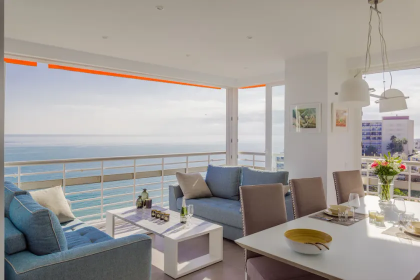 Beautiful corner apartment with spectacular sea views close to beach - Image 1