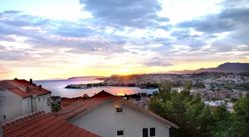 Beautifully located vacation apartment for 5 people near Split - Image 1