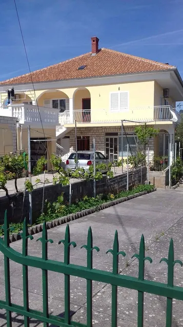 Holiday apartment with garden and barbecue - Image 1