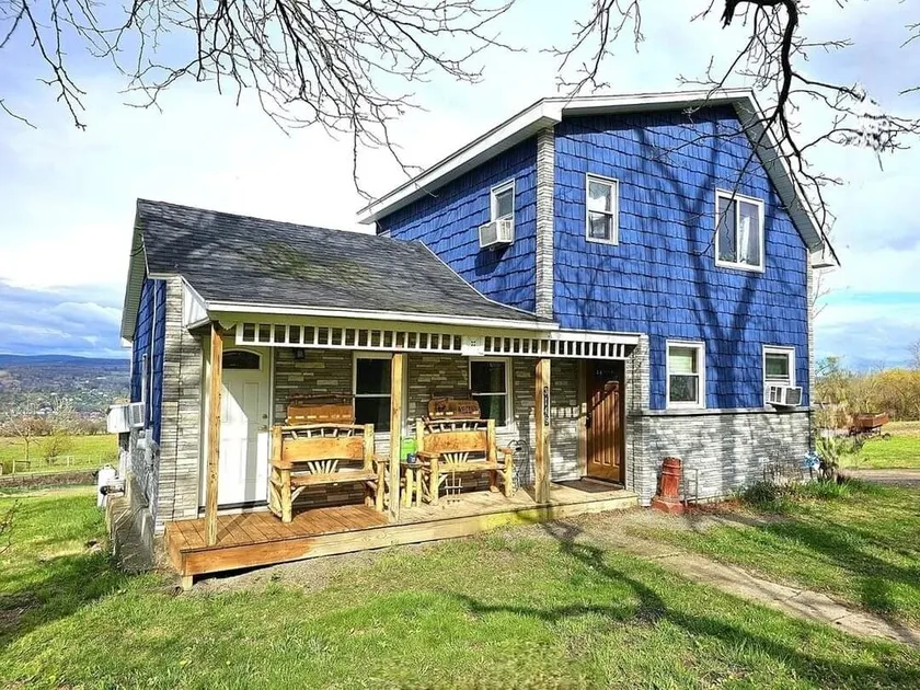Newly Renovated Farm House with Lake View - Image 1