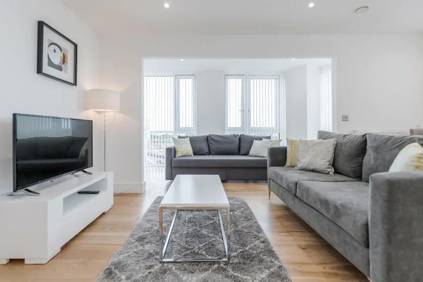 LUXURY STRATFORD APARTMENT - Image 1