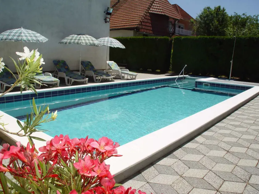 Holiday home with outdoor pool and air conditioning - Image 1