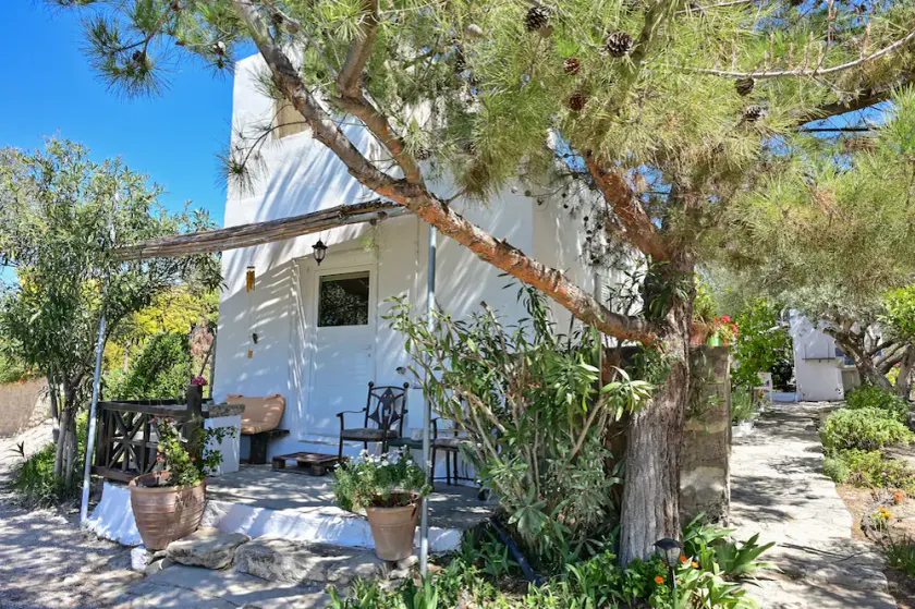 To spiti tou Papa sto vouno. Garden house. - Image 1