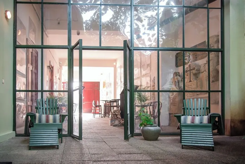Ratiu House - Image 1