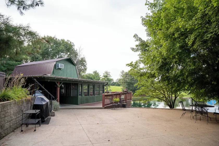 Lakeside Cabin Near Holiday World Perfect for Families & Friends - Image 1