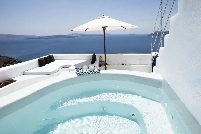 Traditional villa in Oia with Jacuzzi and unique view of the Volcano and Caldera - Image 1