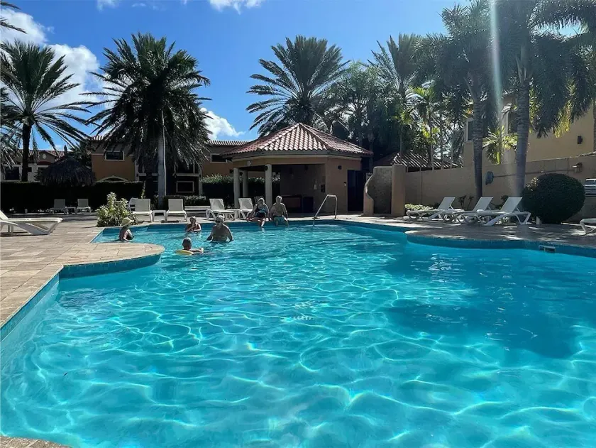 A Gem at Gold Coast: 2 BDR Townhouse-Pools and Gym - Image 1