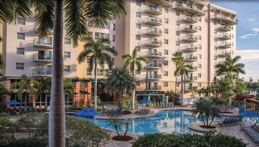 Official Wyndham Palm-Aire 2BR Suite - Sleeps 8 - Pools, Balcony & Resort Access - Image 1