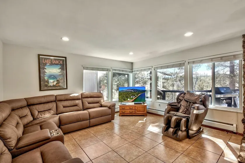 7 Bedroom Tahoe Cabin, Pool Table, game room, minutes from Heavenly and Casinos - Image 1