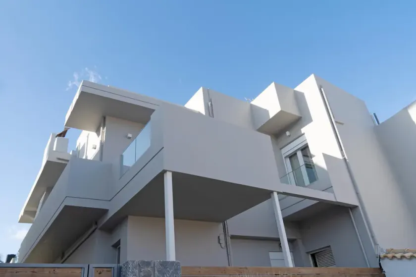 Nisimos Modern Apartment - Image 1